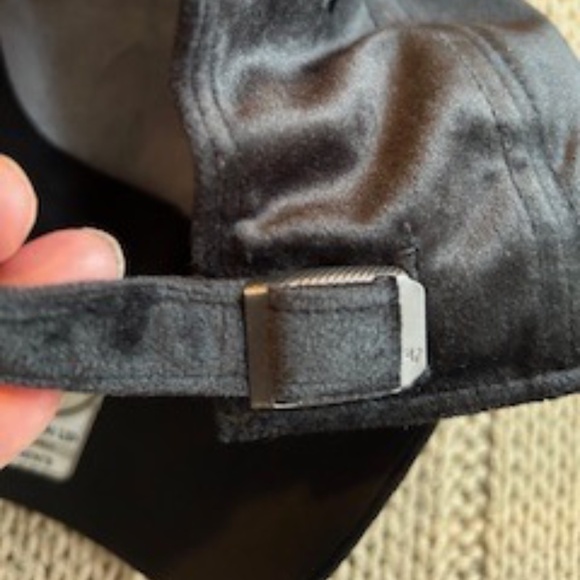 **HOST PICK** New York Yankees Velvet Cap *NEW* - Picture 3 of 7